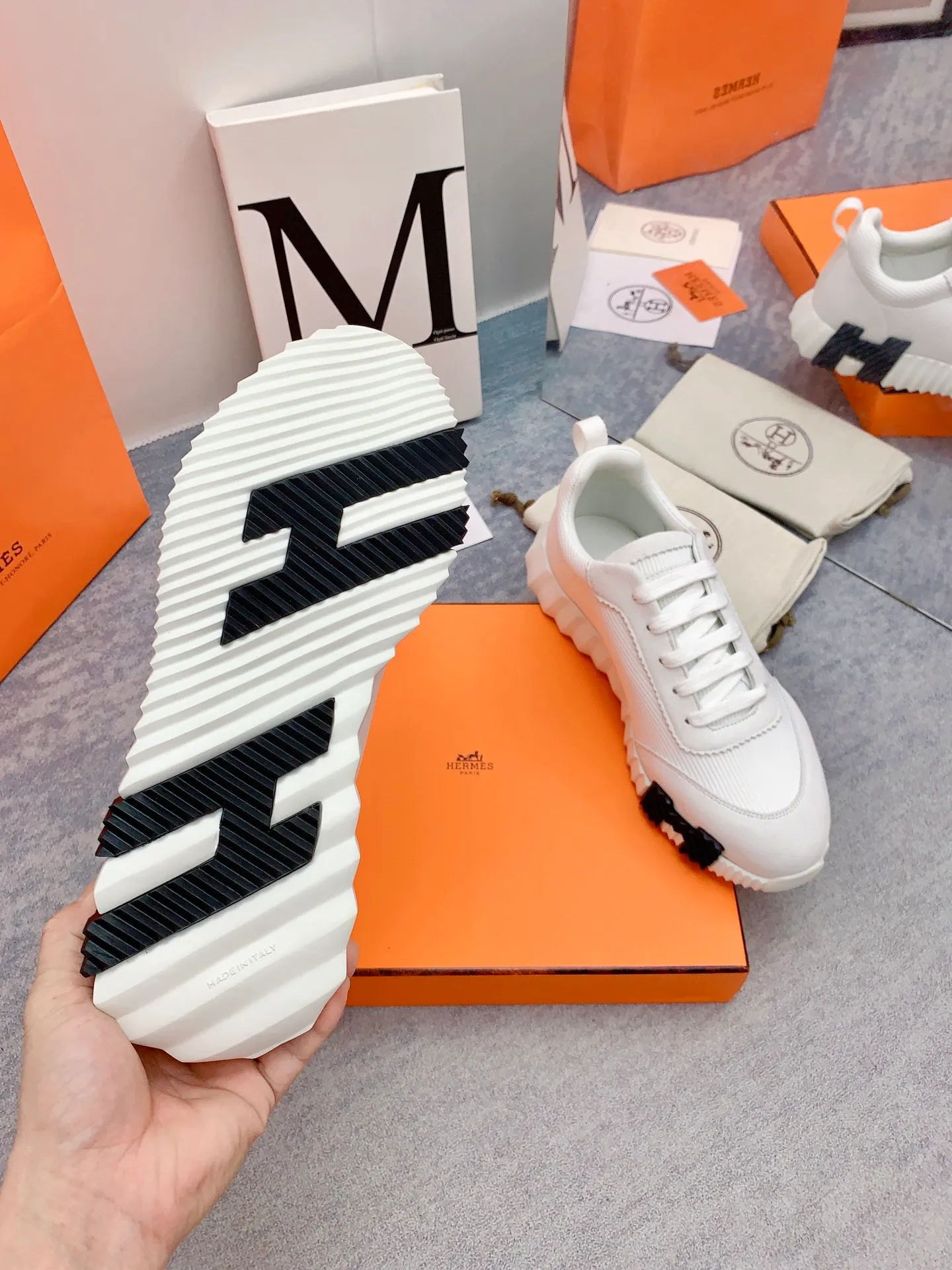 👟👟Ex-factory price 640👟👟 [Hermes] New Bouncing Couple 👫Sneakers. The most comfortable shoes from Hermès, no one else⃣️. They are very light on the feet and very beautiful. You will not feel tired when you go shopping and running around. 👍 The overall suede leather feels very good, very beautiful and very versatile. It is very light, comfortable and extremely light, suitable for both sports and leisure. It feels great to step on! 30+ men's and women's color combinations. You can choose, there will always be what you want~ ✅Fabric: Imported high mercerized sheep + original rain velvet ✅Inner: Imported silk sheepskin for lining insole ✅Outsole: Seamless combination of IP+TPU (multi-color letters) German technology irradiation machine ✅Code number: 35-41 for women and 38-46 for men (41 for women, 45.46 for men, customized and non-returnable)